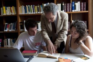 Studenti e docenti in biblioteca