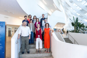 Foto di gruppo dei componenti del CUG sulle scale dell'università